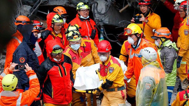 Hình ảnh kinh hoàng về tòa chung cư bị quật ngã vì động đất ở Đài Loan, nơi hàng chục người mắc kẹt